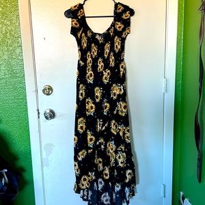 Beautiful sunflower dress Torrid 00// size 10!! Super stretchy and very airy.